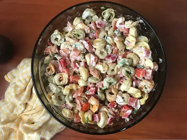 Zdjęcie Jak zrobić sałatkę z tortellini - prosty przepis na idealną imprezową przekąskę