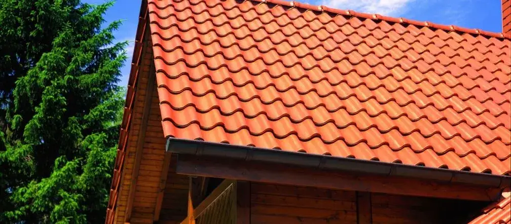 Zdjęcie Jak kłaść dachówkę ceramiczną: uniknij najczęstszych błędów