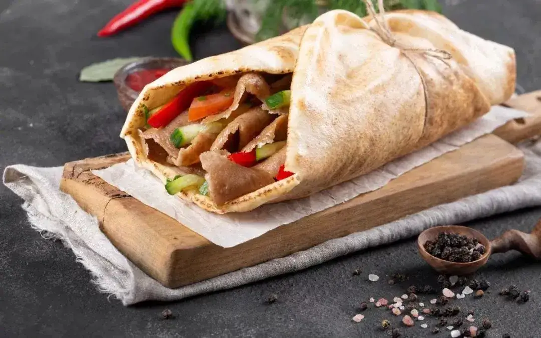 Zdjęcie Jak się pisze kebab? Odkryj poprawną pisownię i użycie w polskim