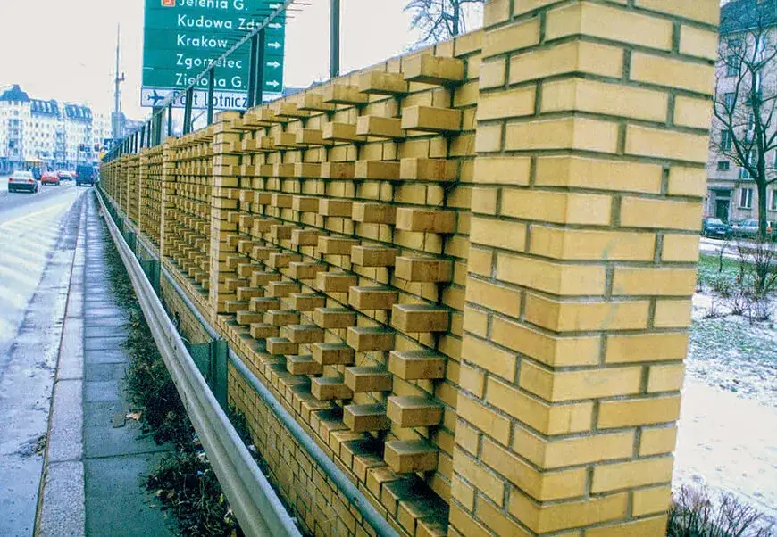 Zdjęcie Cegły wystające co druga w murze - estetyka i funkcjonalność w budownictwie