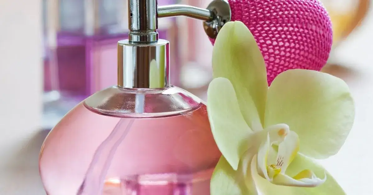 Zdjęcie Perfumy na skórę czy ubranie – co wybrać dla dłuższego zapachu?