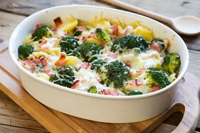 Zdjęcie Prosta zapiekanka ziemniaczano-brokulowa z mięsem i serem, która zachwyci