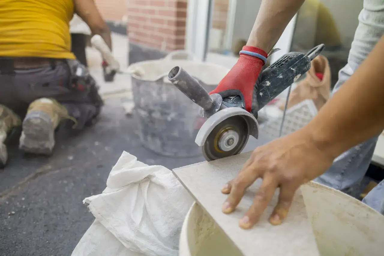 Zdjęcie Jak ciąć gres szlifierką bez pęknięć i odprysków – sprawdzone metody