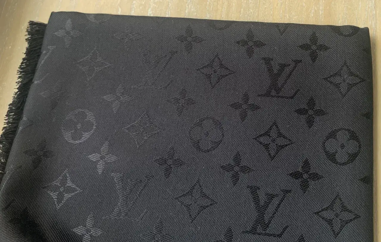 Zdjęcie Chusta Louis Vuitton: Cena, modele i gdzie kupić oryginał?
