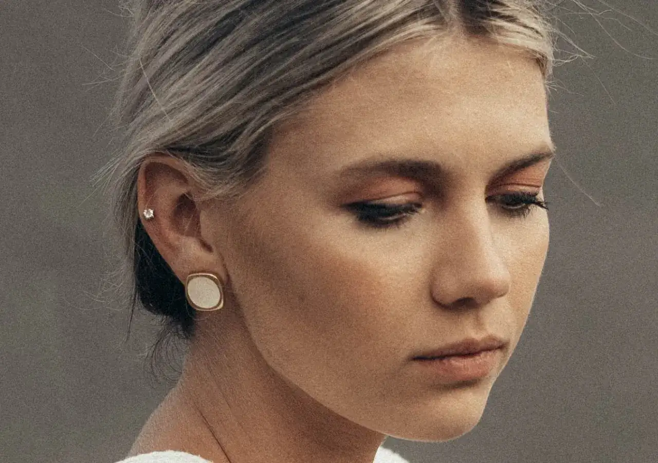 Zdjęcie Ile kosztuje kolczyk w uchu na g&oacute;rze? Ceny, kt&oacute;re Cię zaskoczą