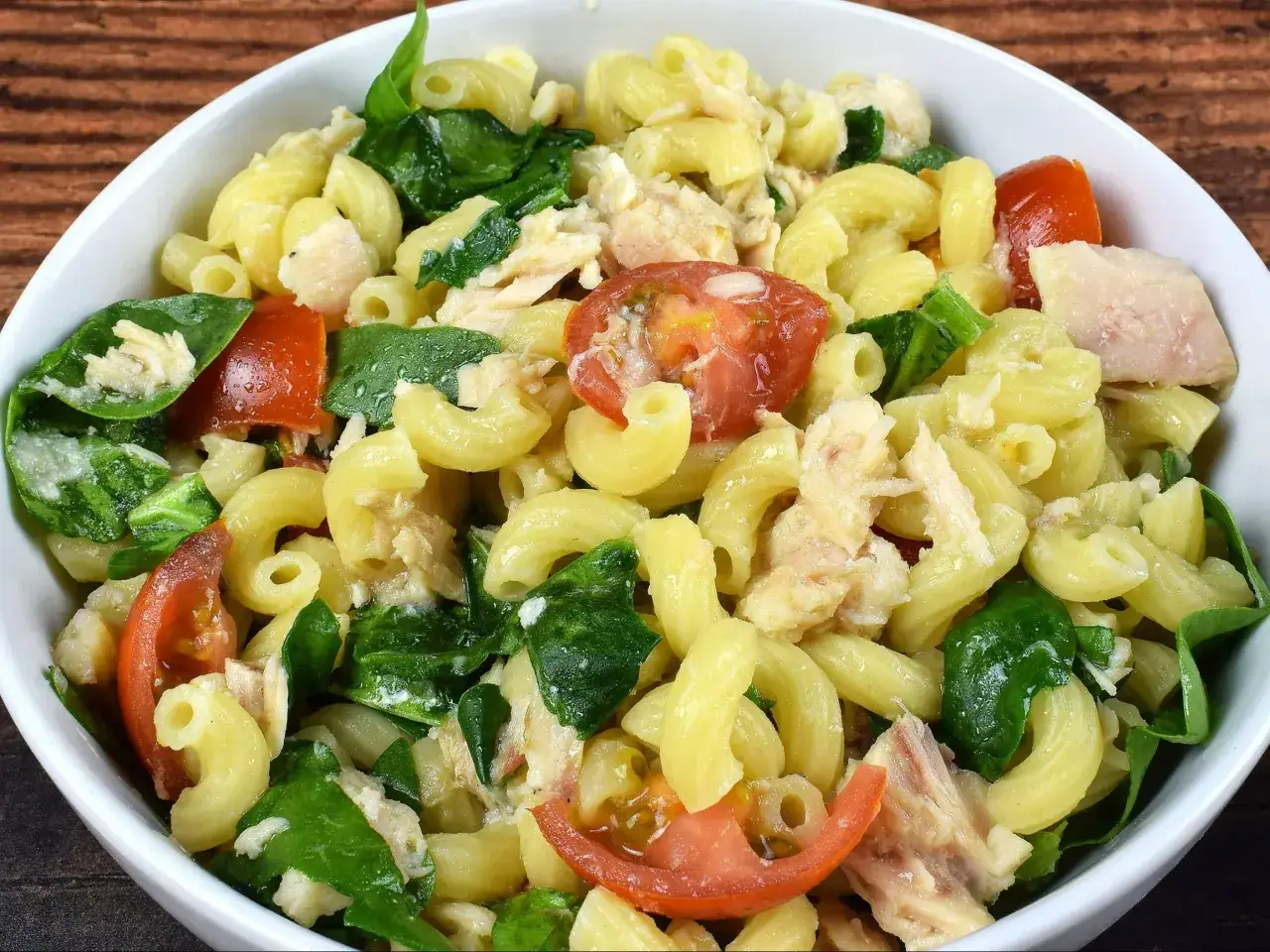 Zdjęcie 5 najlepszych sosów do sałatki z tuńczykiem - przepisy i proporcje składników