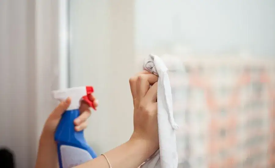 Zdjęcie Jak skutecznie myć framugi okien plastikowych, aby uniknąć zabrudzeń