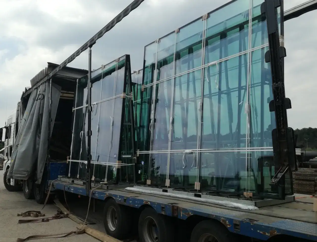 Zdjęcie Bezpieczny transport szyby samochodowej - Kluczowe zasady i porady