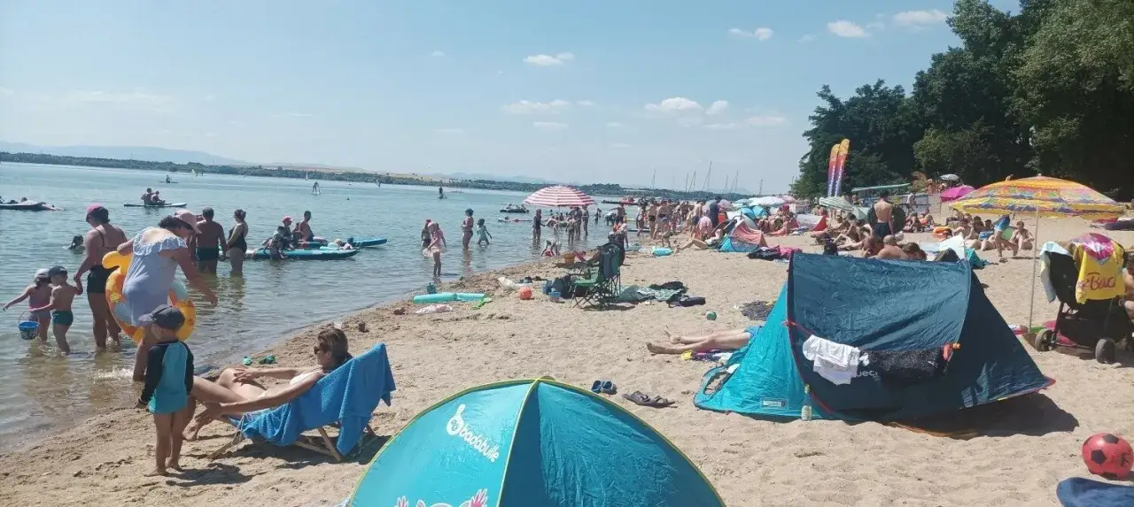 Zdjęcie Jezioro Mietkowskie - idealne miejsce na relaks i przygodę w naturze