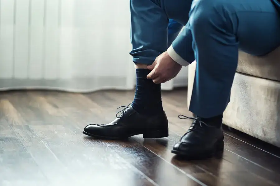 Zdjęcie Jakie skarpetki do granatowego garnituru, by uniknąć modowych błędów?