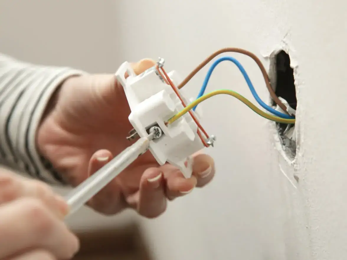 Zdjęcie Montaż gniazdka w kamieniu: Poradnik krok po kroku i bezpieczeństwo