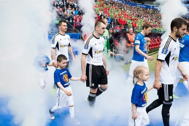 Zdjęcie Dlaczego dzieci wyprowadzają piłkarzy na mecze? Tradycja i emocje