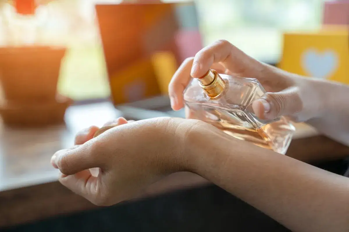 Zdjęcie Parfum: Haut oder Kleidung? Maximieren Sie Duft &amp; Haltbarkeit.