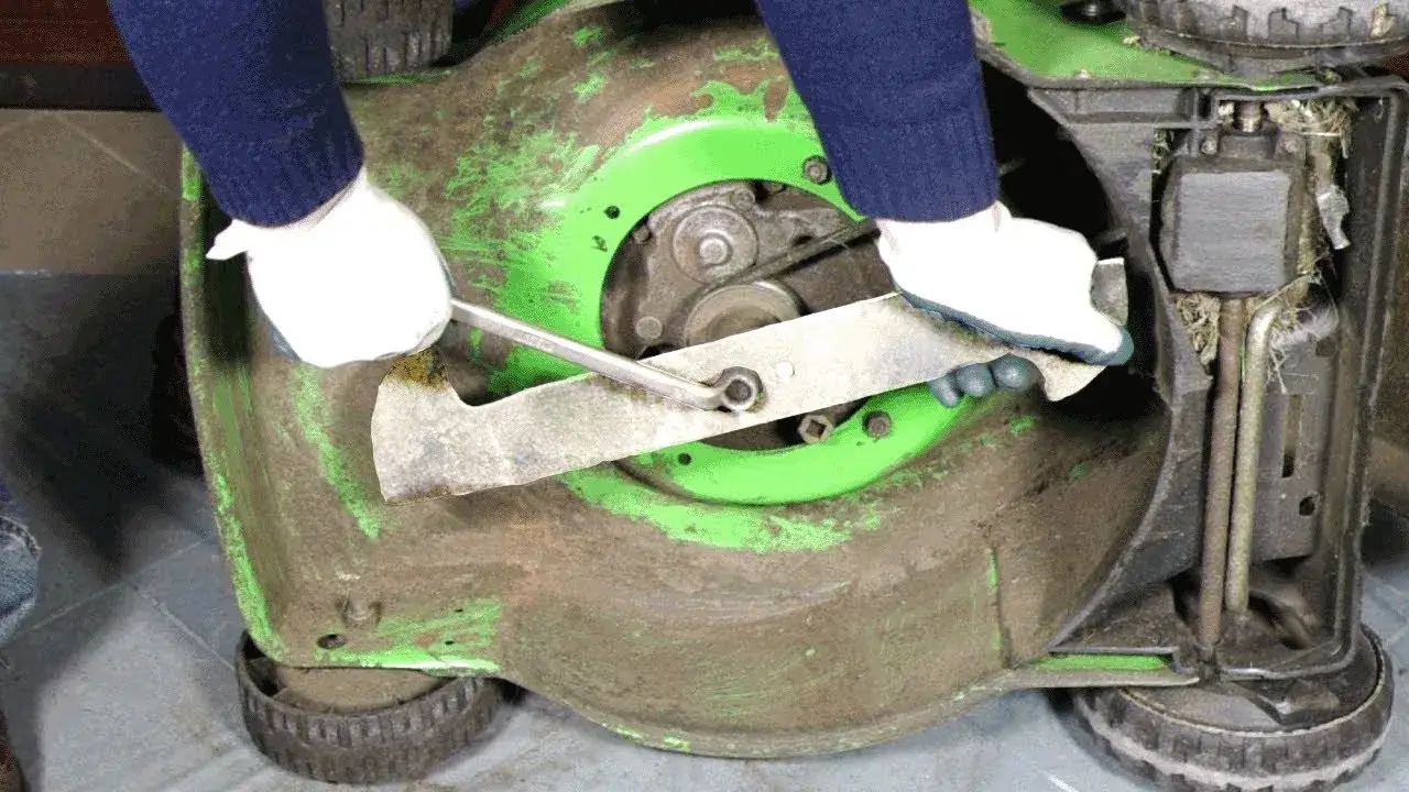 Zdjęcie Jak odkręcić nóż w kosiarce - uniknij błędów i zrób to bezpiecznie