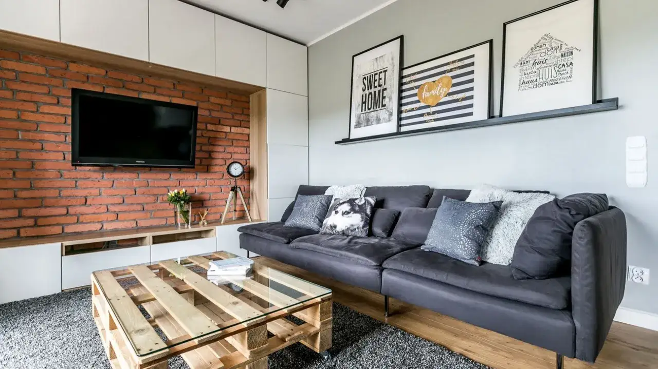 Zdjęcie Co na pustą ścianę w salonie: 15 inspirujących pomysłów na dekoracje