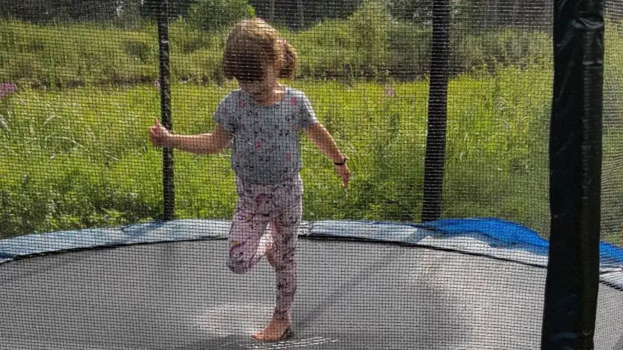 Zdjęcie Zagadka o trampolinie: kontrowersje, humor i szkodliwe stereotypy