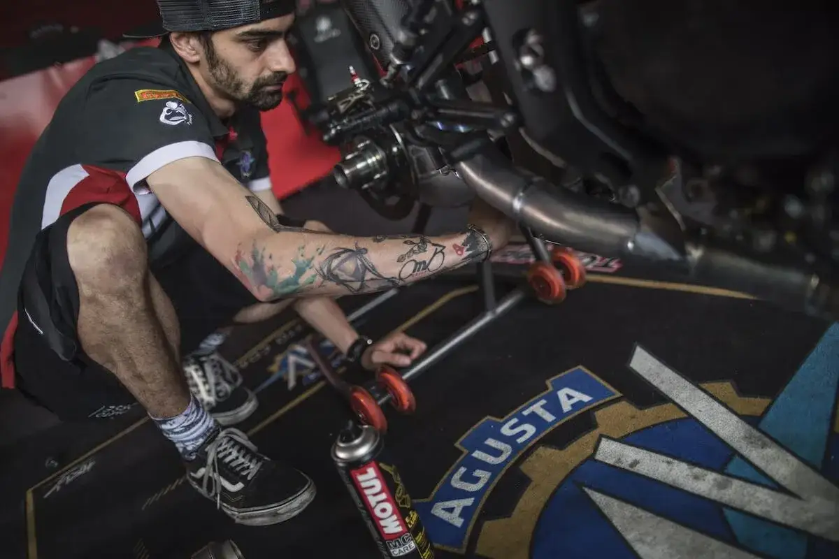 Zdjęcie Co ile wymiana oleju w motocyklu 125? Sprawdź, aby uniknąć problemów