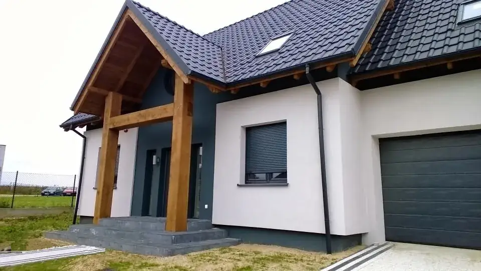 Zdjęcie Elewacja biała z grafitem: elegancki kontrast w nowoczesnym domu
