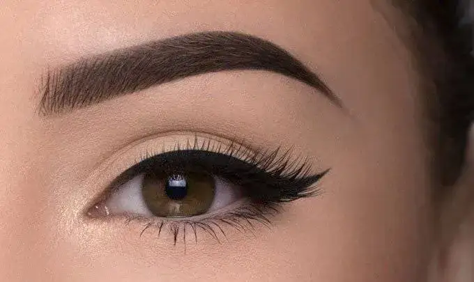 Zdjęcie Jak długo utrzymują się rzęsy permanentne? Fakty i przyczyny trwałości