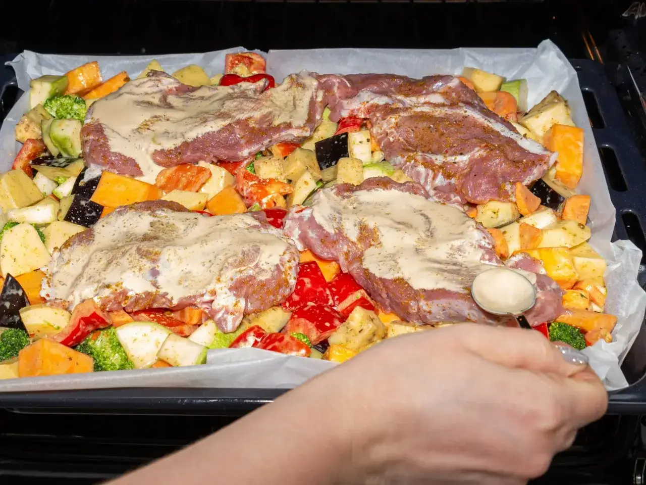 Zdjęcie Wieprzowina z warzywami z piekarnika - prosty przepis na pyszne danie