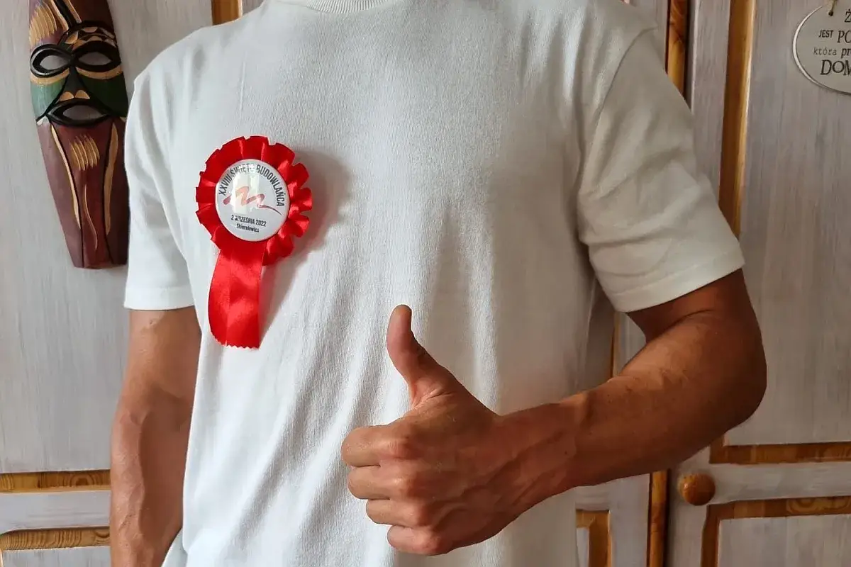 Zdjęcie Jak przypiąć kotylion do bluzki, aby uniknąć zniszczenia materiału
