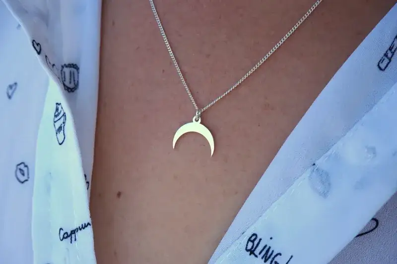 Zdjęcie Naszyjnik odwrócony księżyc co oznacza – odkryj jego głęboką symbolikę