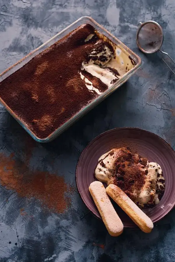 Zdjęcie Czy tiramisu ma alkohol? Odkryj, co warto wiedzieć o składnikach