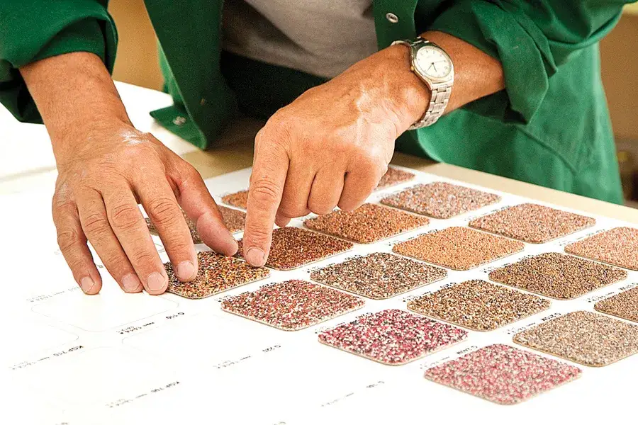 Zdjęcie Gąbkowanie tynku: Kiedy zacząć? Unikaj błędów i poznaj sekretny termin