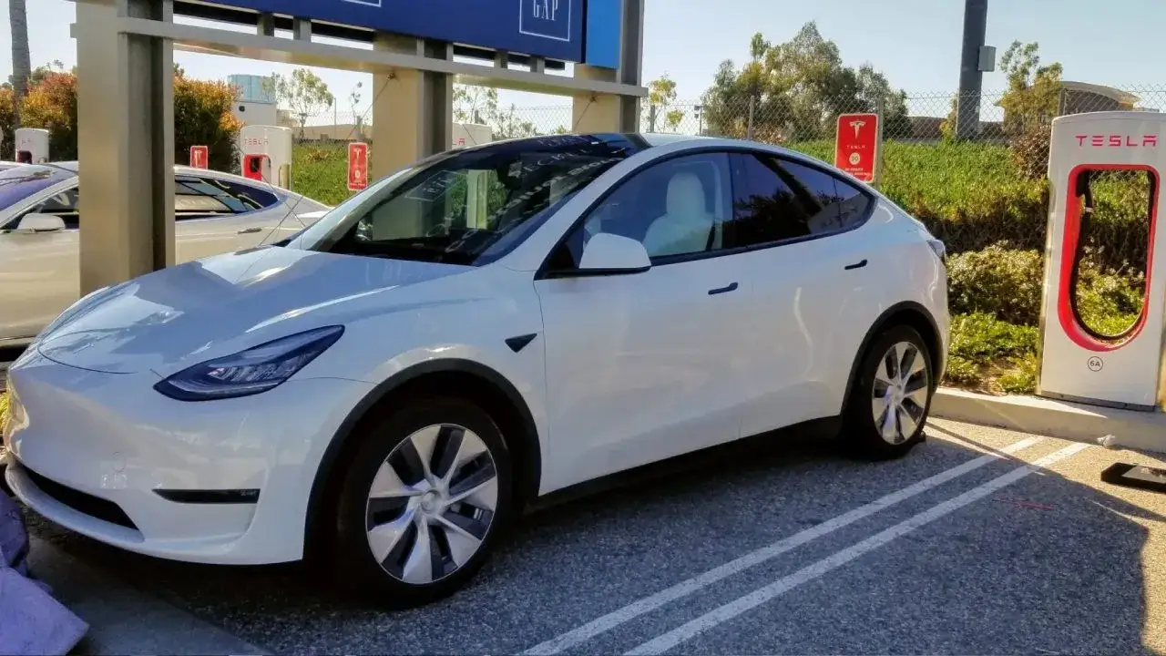 Zdjęcie Ile waży Tesla Y? Zaskakujące różnice między wersjami i ich wpływ na osiągi