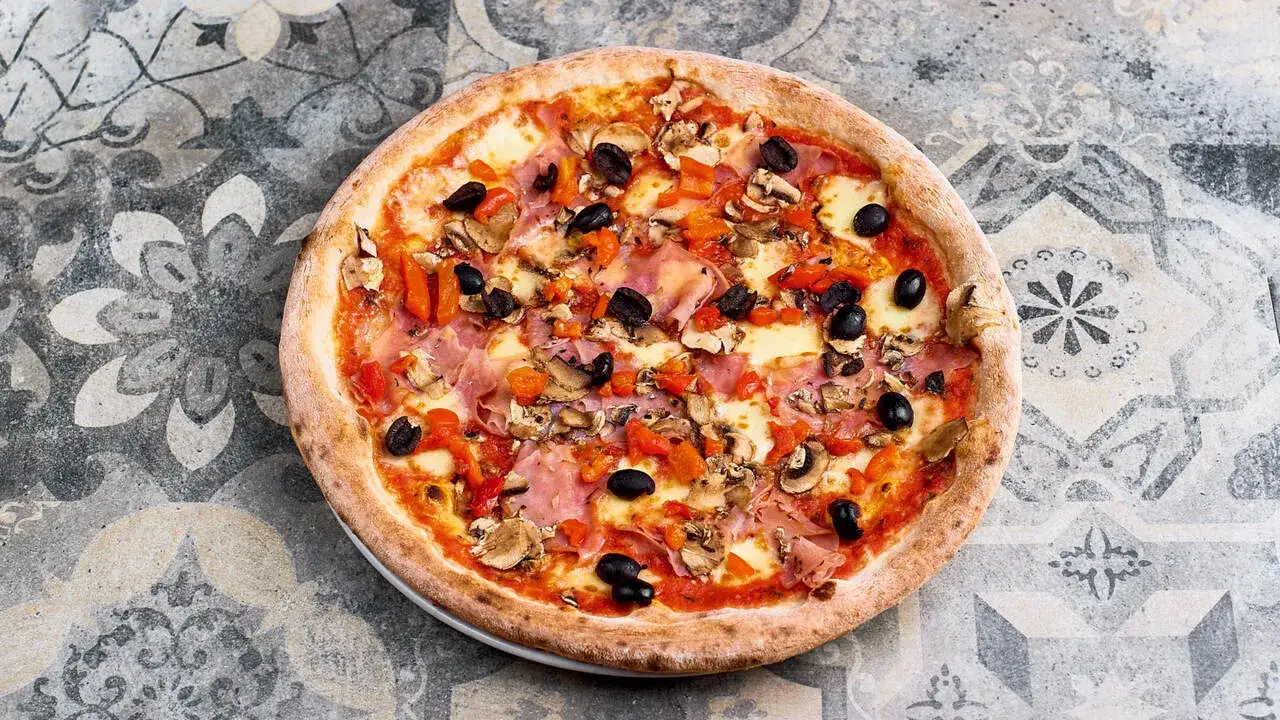 Zdjęcie Z czym jest pizza capriciosa? Odkryj jej składniki i smaki