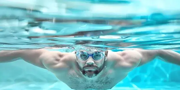 Zdjęcie Ile kalorii spala pływanie żabką? Odkryj zaskakujące wyniki!