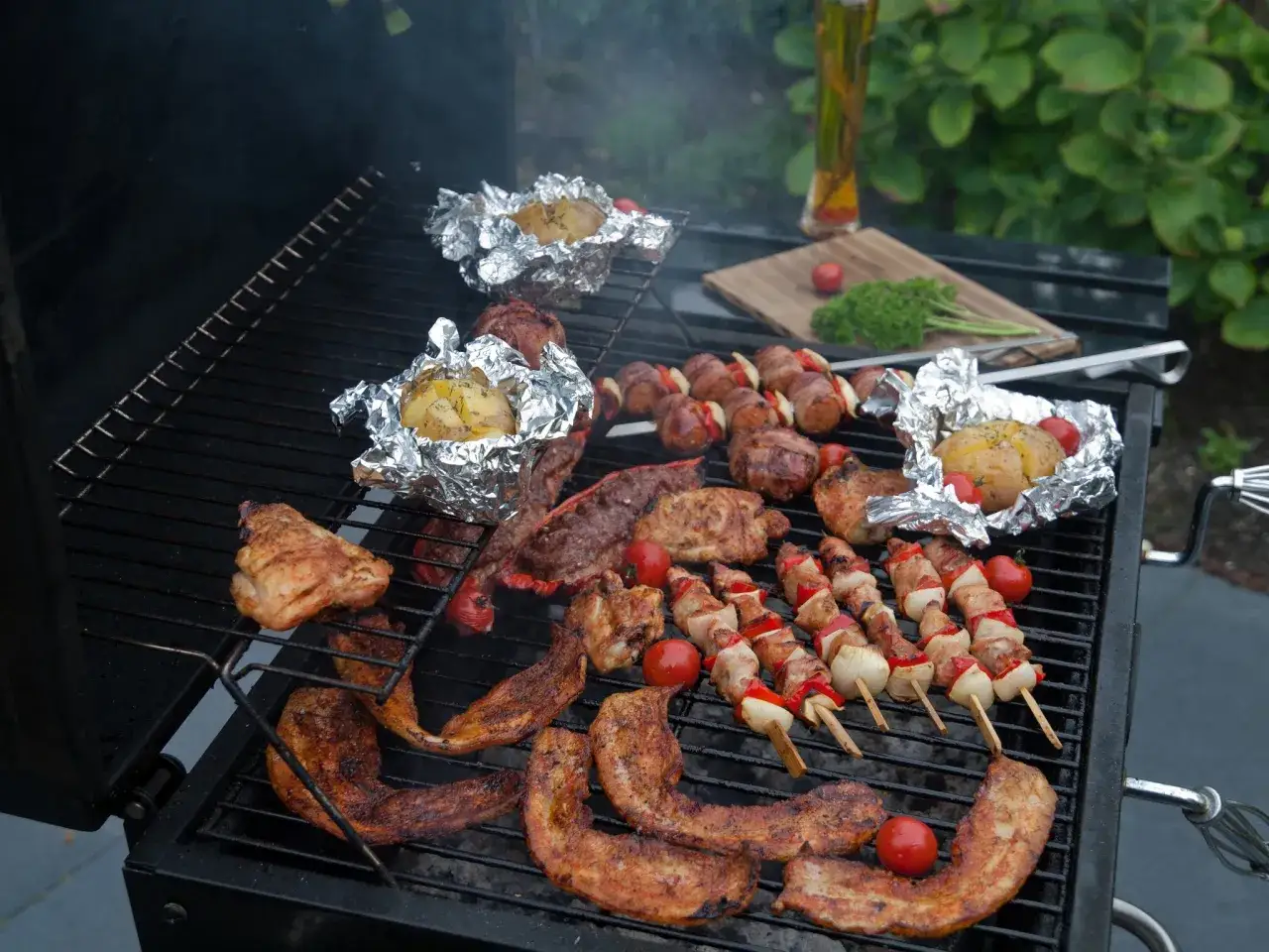 Zdjęcie Jak poprawnie zawijać ziemniaki z ogniska w folii - która strona?