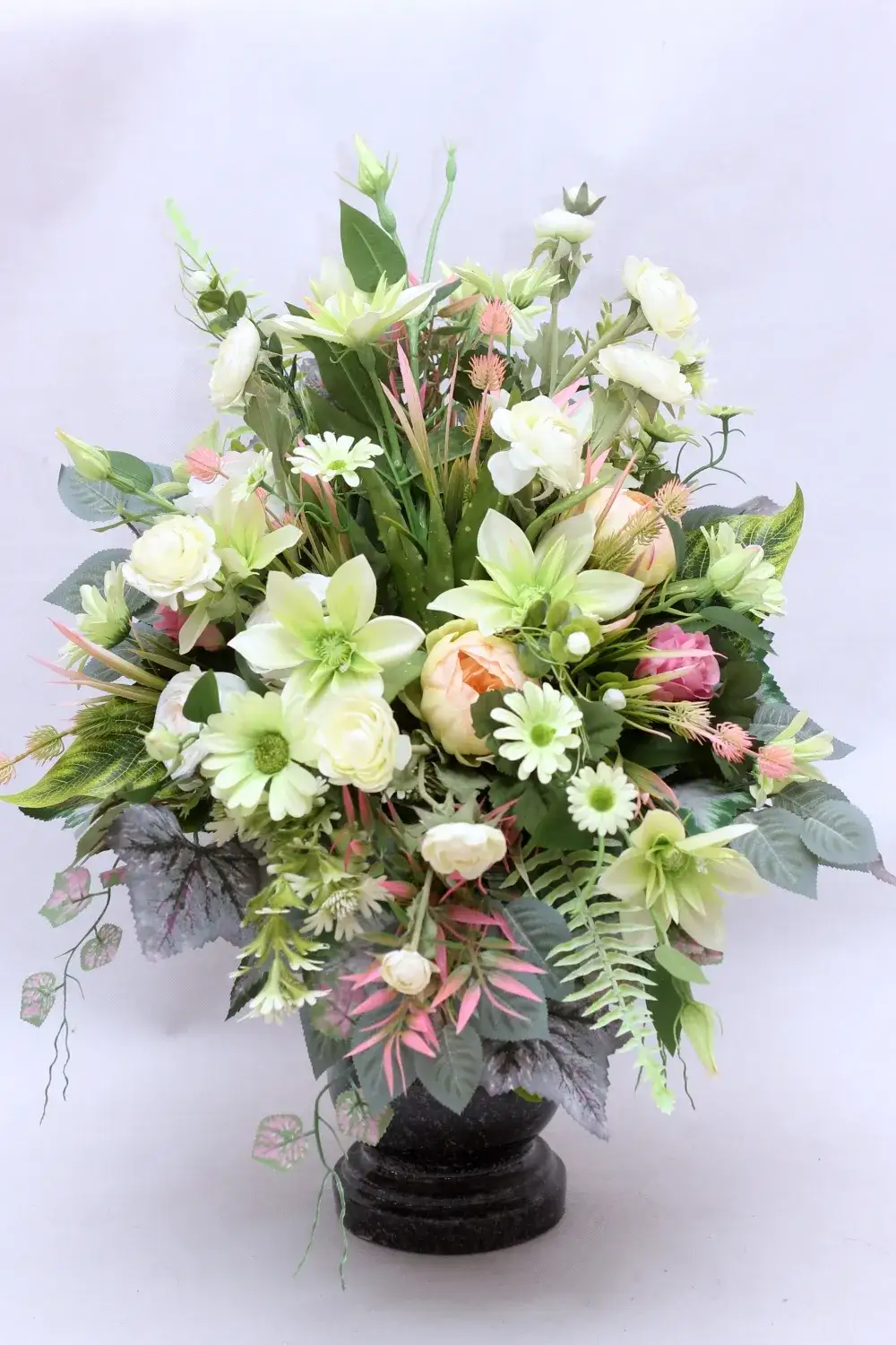 Zdjęcie Ile kwiatów na cmentarz? Odkryj tradycje i znaczenie liczby kwiatów