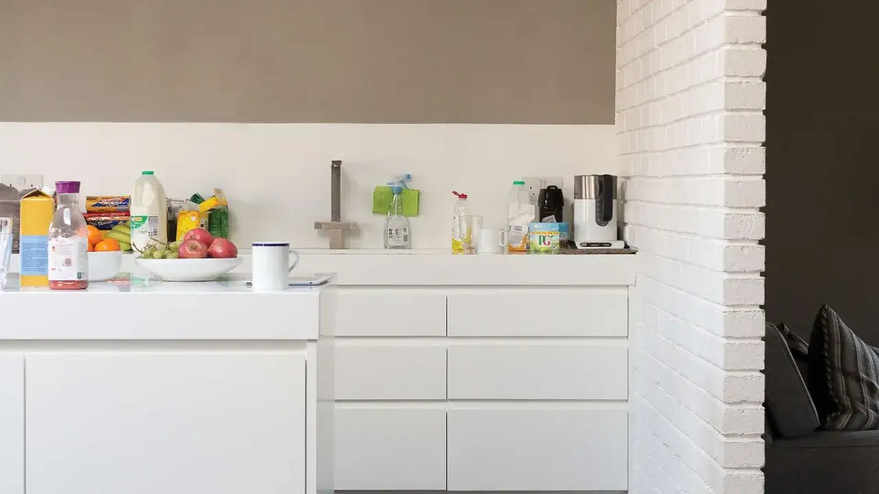 Zdjęcie Czym pomalować cegłę gipsową? Najlepsze farby i techniki malowania