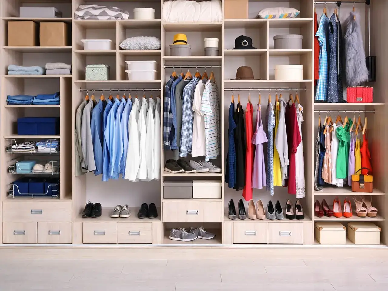 Zdjęcie Jak urządzić garderobę, by uniknąć bałaganu i zyskać przestrzeń