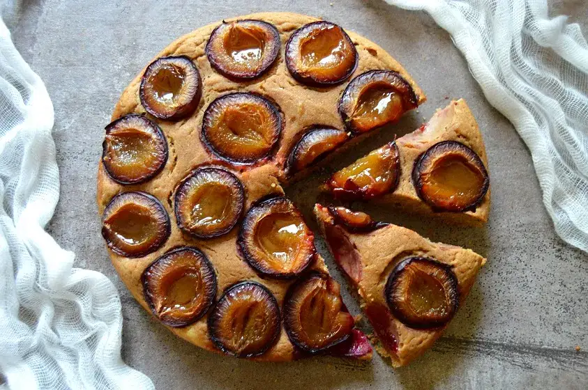 Zdjęcie Pyszne ciasto ze śliwkami fit - przepis na zdrową wersję bez cukru