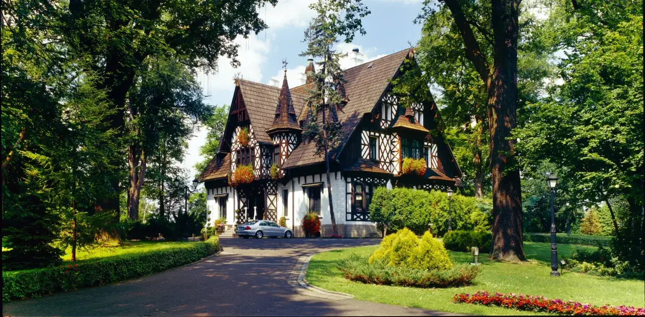 Zdjęcie Zamek w Promnicach: Fascynująca historia i atrakcje turystyczne