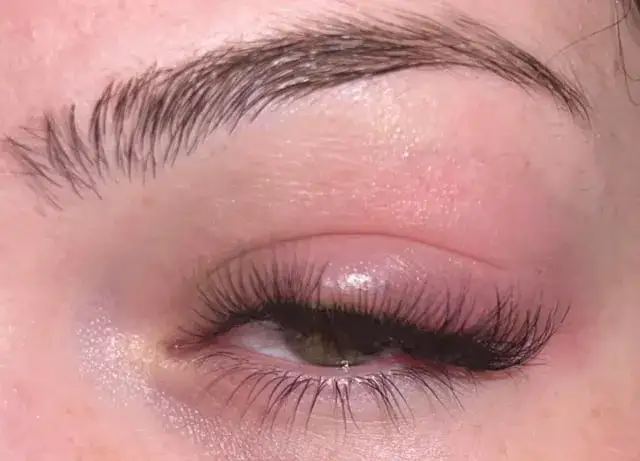 Zdjęcie Czy malować rzęsy przed nałożeniem sztucznych? Oto co musisz wiedzieć