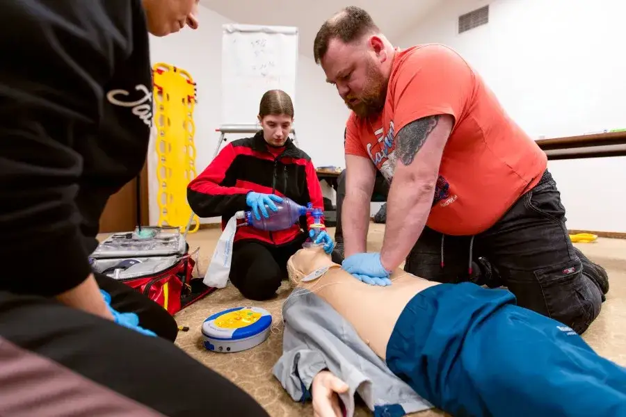 Zdjęcie Ile kosztuje kurs na ratownika medycznego? Sprawdź ceny i opcje płatności