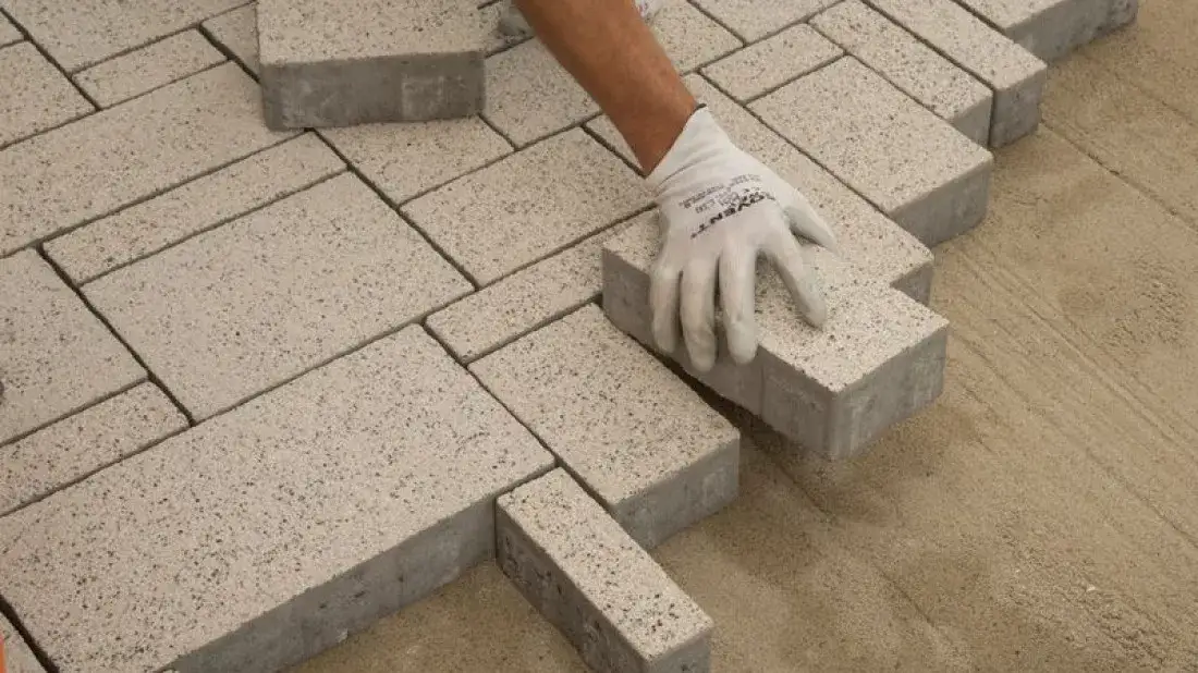 Zdjęcie Jak zrobić obrzeża z kostki brukowej – uniknij najczęstszych błędów