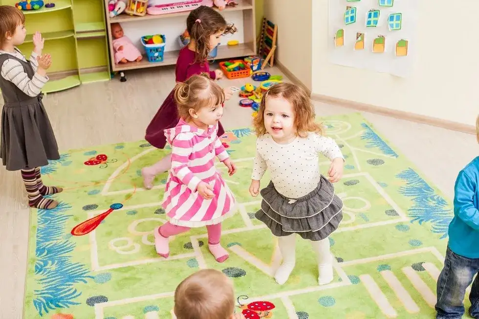 Zdjęcie Pierwsze zajęcia z rytmiki w przedszkolu - jak zaangażować dzieci?