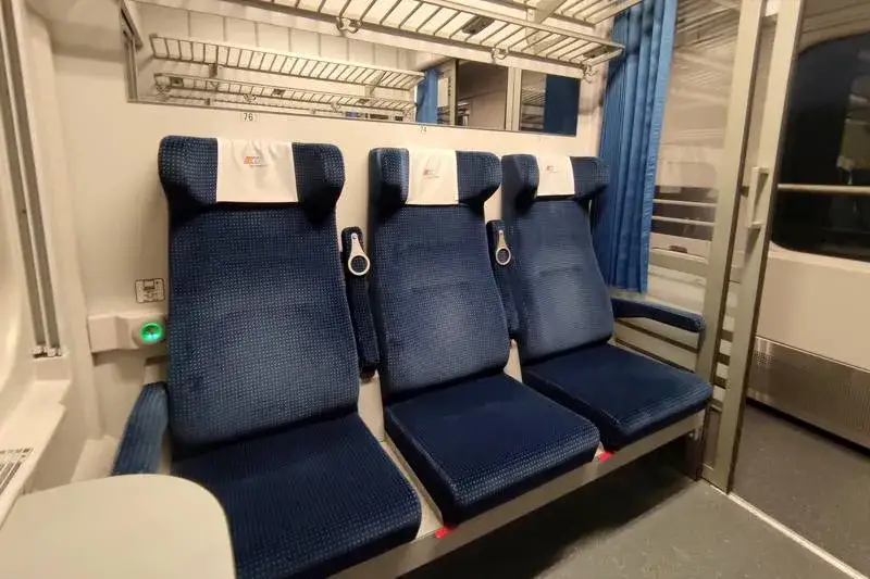 Zdjęcie Czy w pociągach TLK jest rezerwacja miejsc? Poznaj zasady i koszty