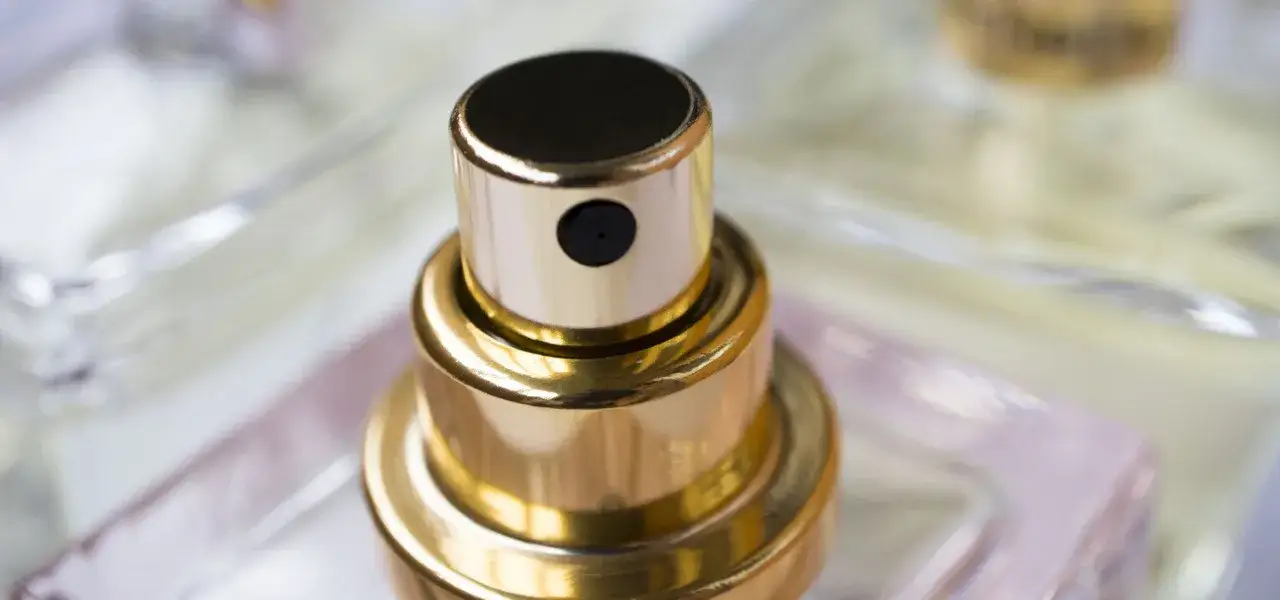 Zdjęcie Butelka po perfumach gdzie wyrzucać? Poznaj najlepsze sposoby na recykling