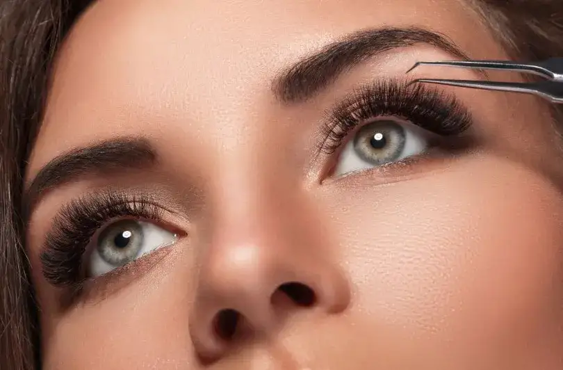 Zdjęcie Kocie oko rzęsy dla kogo? Sprawdź, które kształty oczu pasują najlepiej