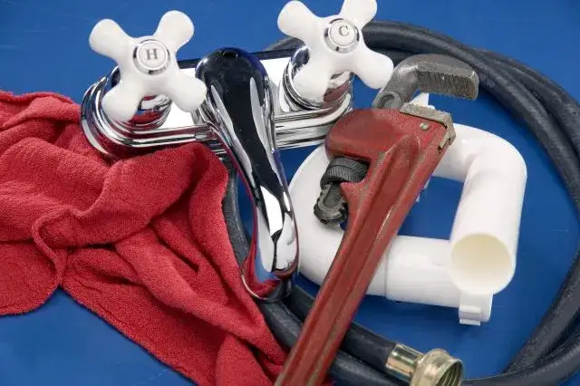 Zdjęcie Kto to jest hydraulik i jakie ma kluczowe obowiązki w pracy?