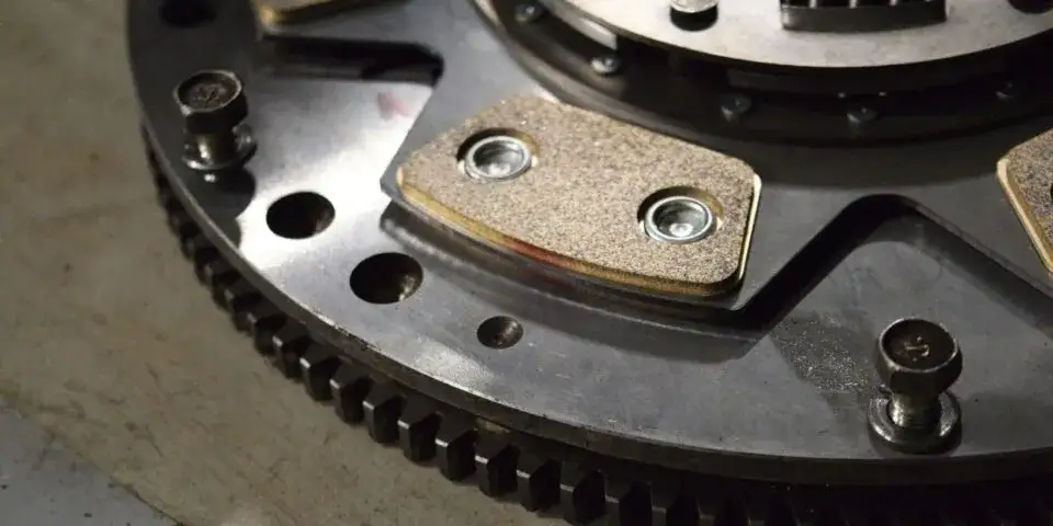 Zdjęcie Objawy uszkodzonej dwumasy w dieslu – nie ignoruj tych sygnałów