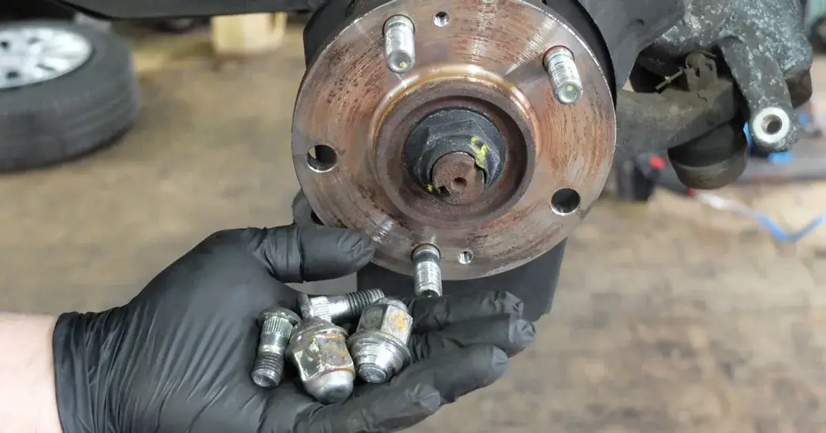 Zdjęcie Urwana szpilka w kole – czy jazda jest naprawdę bezpieczna?