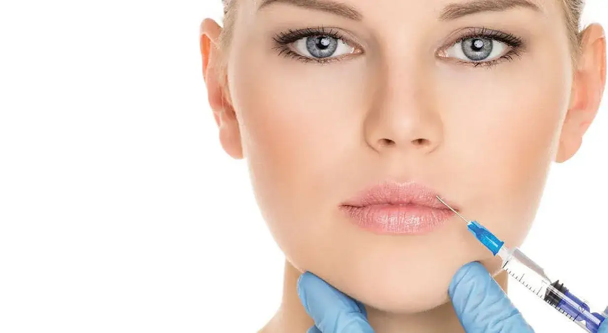 Zdjęcie Czy kwas hialuronowy rozciąga skórę? Fakty i mity o jego działaniu