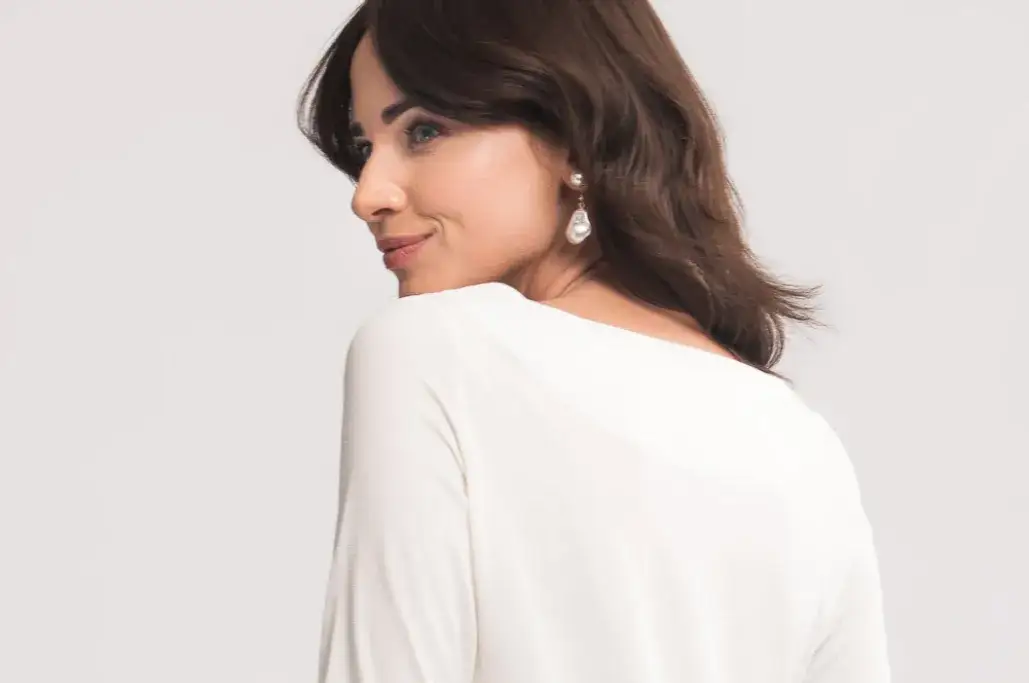 Zdjęcie Jaką bluzkę do zdjęcia do dowodu wybrać, aby wyglądać profesjonalnie?