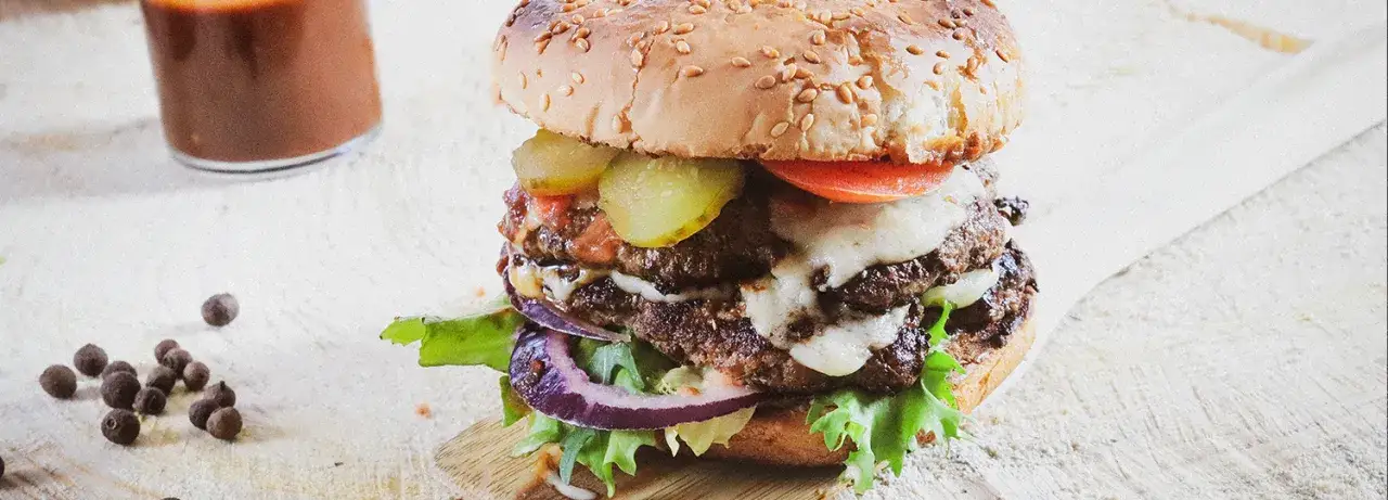 Zdjęcie Jak smażyć burger wołowy, aby był soczysty i pełen smaku